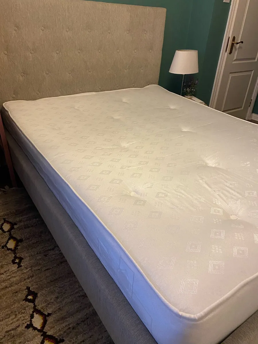 King size bed - Image 1