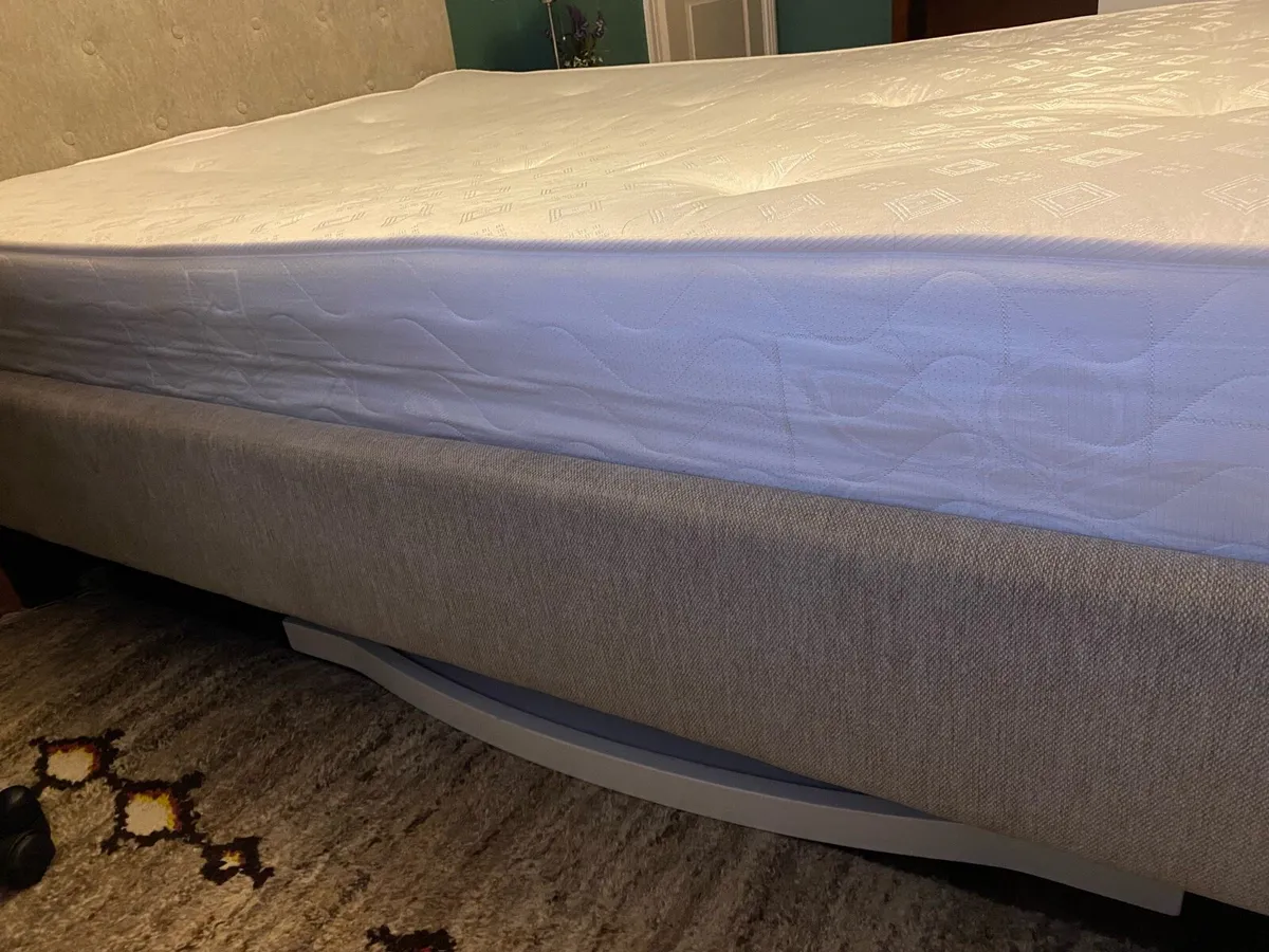 King size bed - Image 3
