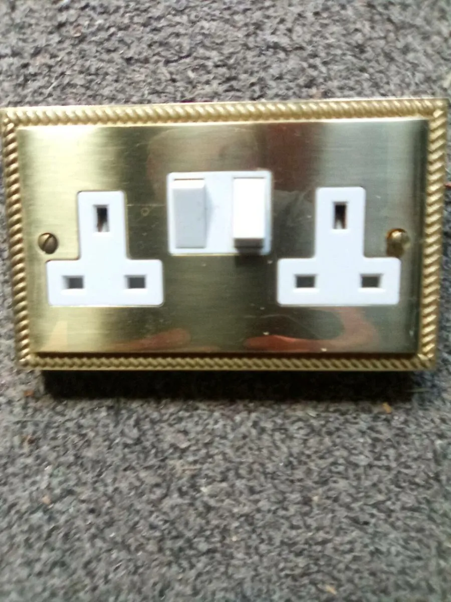 DRY.  ELECTRICAL.  BOX.  AND.  BRASS. SOCKET - Image 4