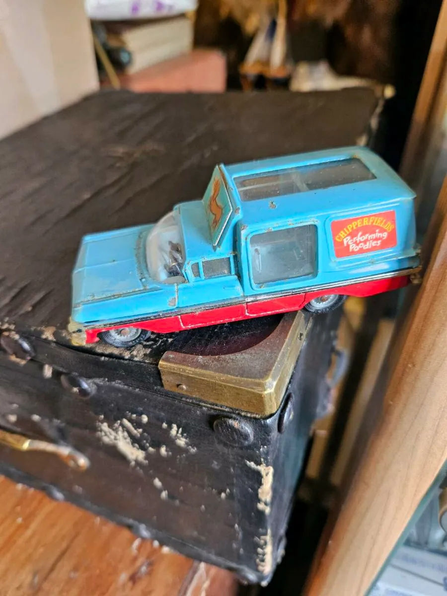 Corgi Chipperfields Circus Car - Image 2