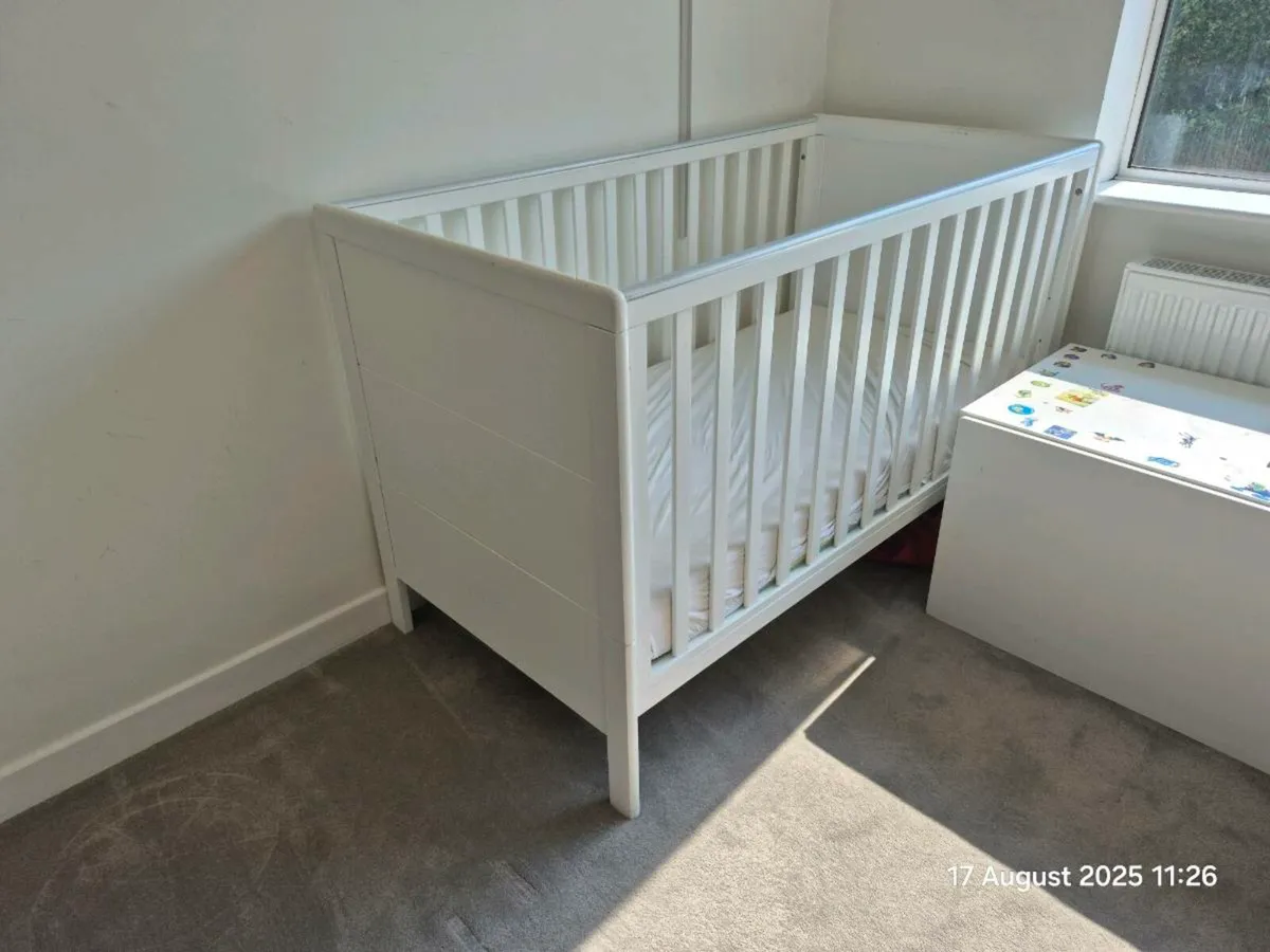 Cot with matress - Image 1