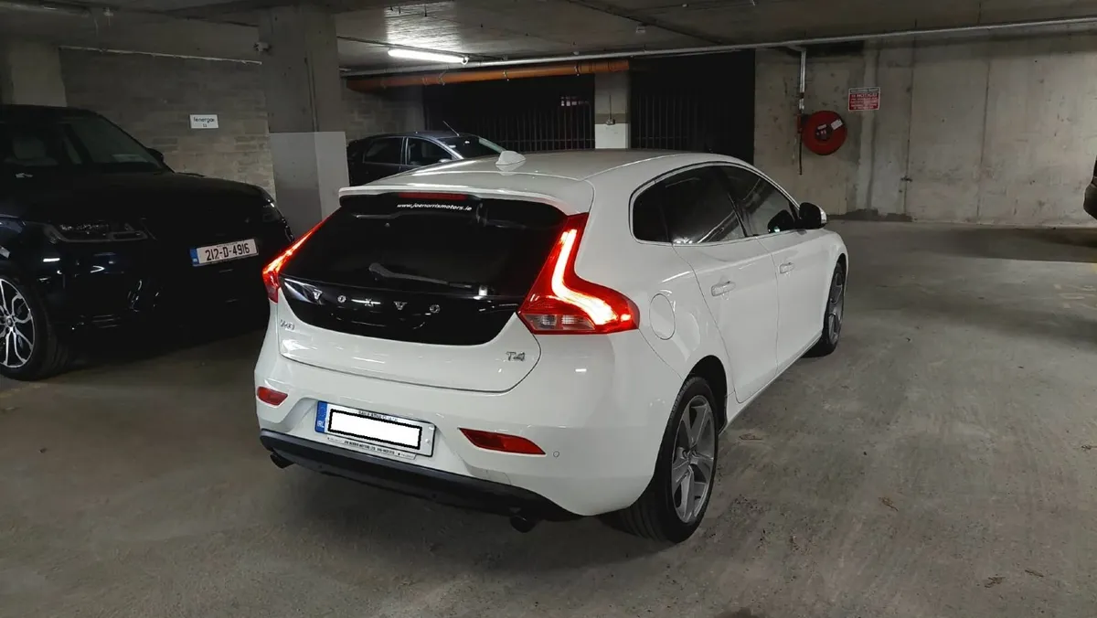 Volvo V40 AUTO | Rearview Camera | Heated Seat - Image 2