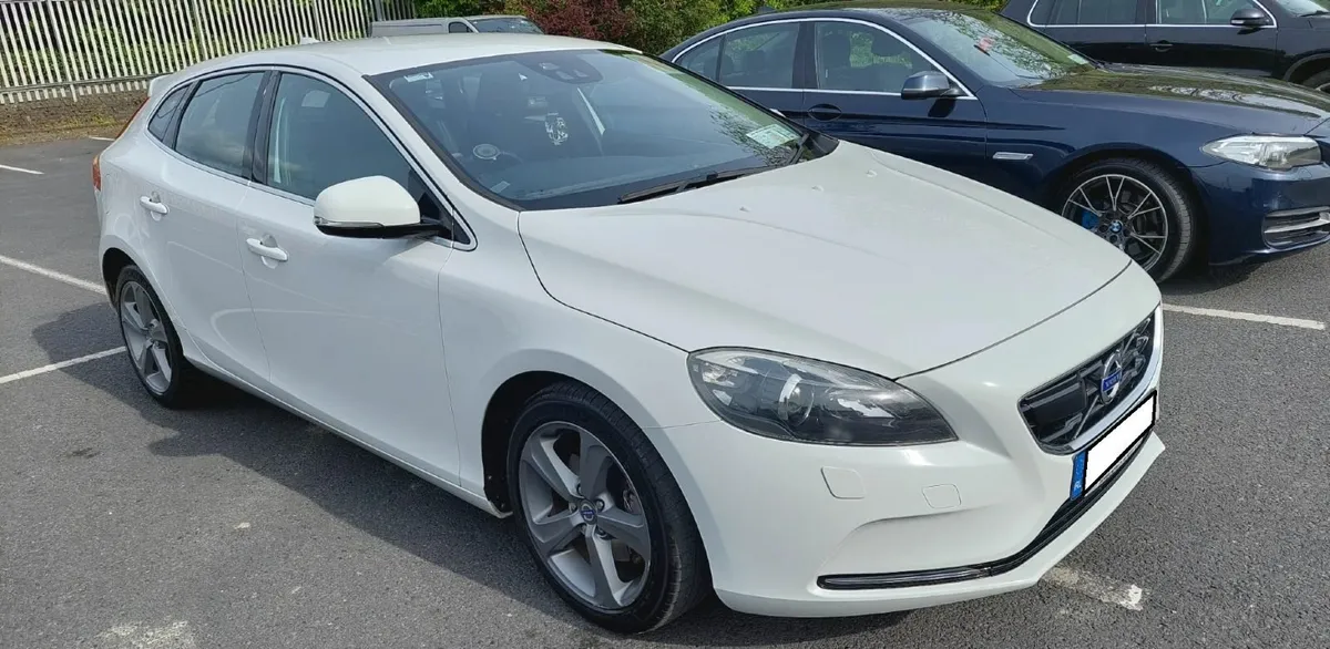 Volvo V40 AUTO | Rearview Camera | Heated Seat - Image 4