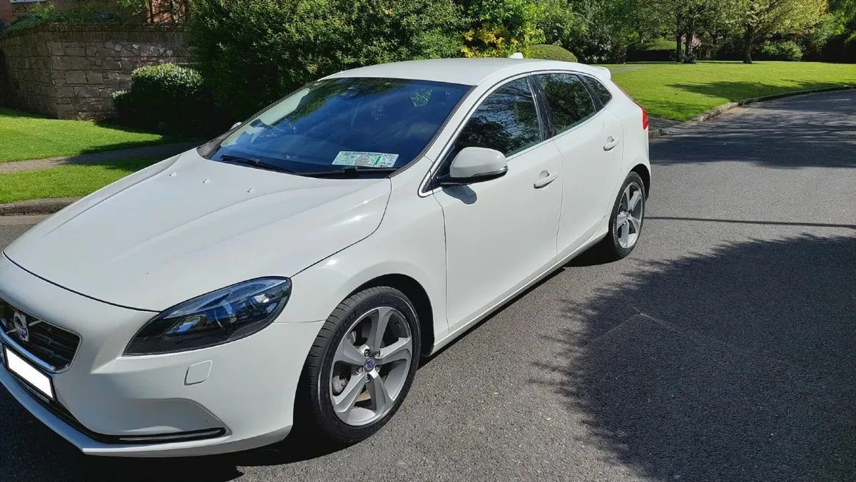 Volvo V40 AUTO | Rearview Camera | Heated Seat - Image 1