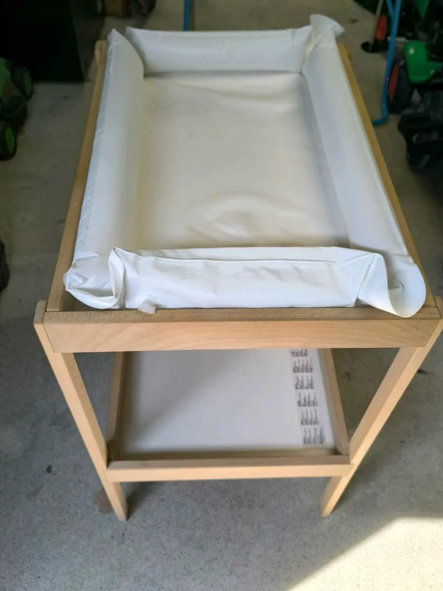 Baby changing table - Image 1