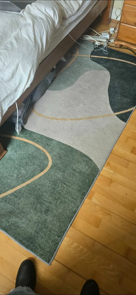 Bedroom/Sitting room rug 200 x300cm - Image 2