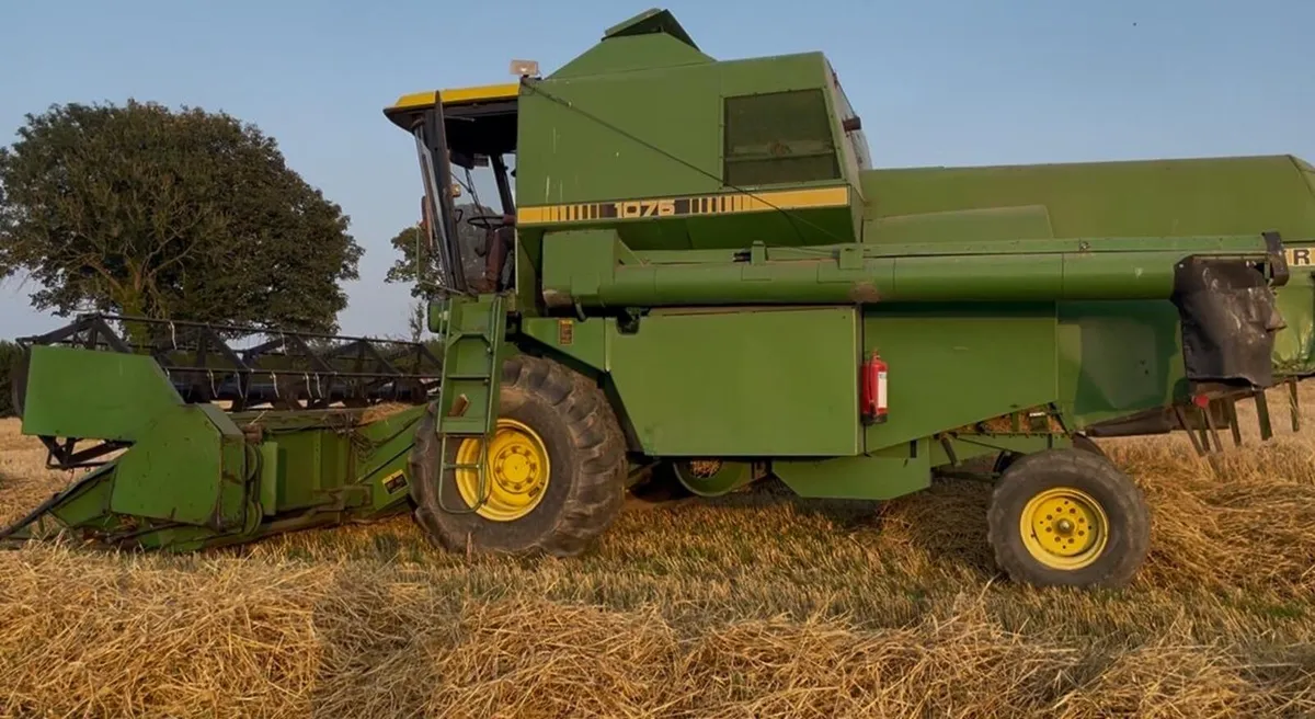 John Deere 1075 Combine - Image 2