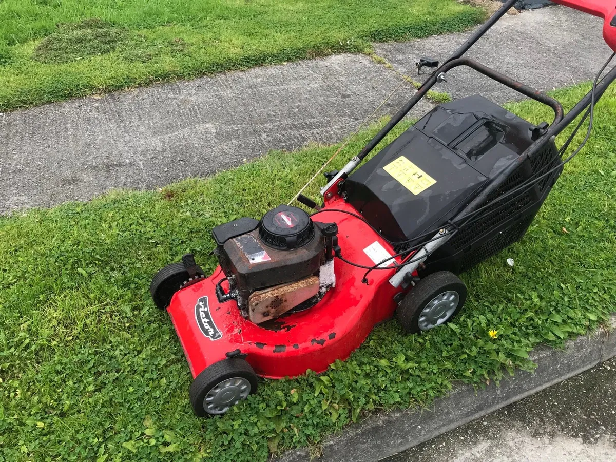 Castle garden self drive lawnmower - Image 2