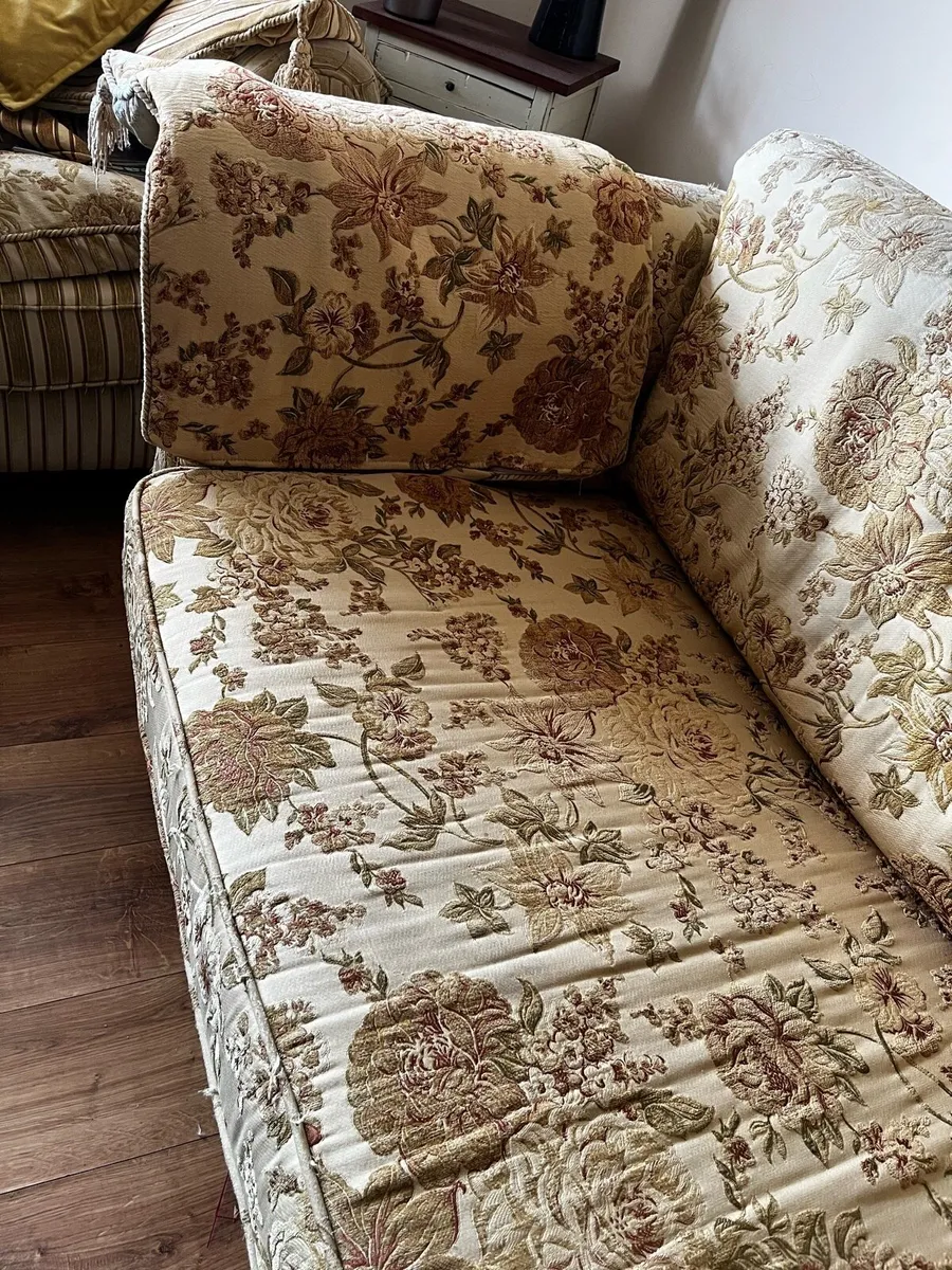 Elegant Finline Sofa Classic Style & Comfort - Image 2