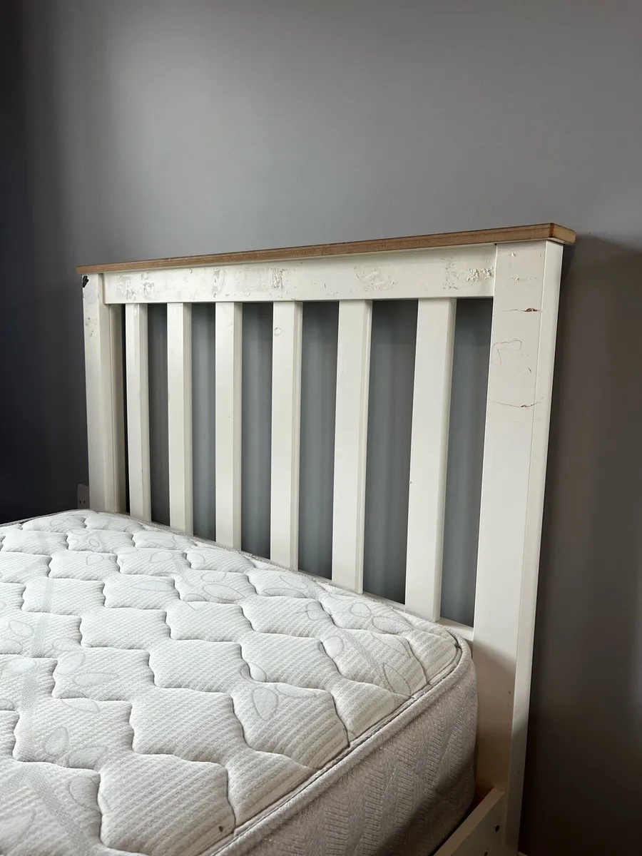 Two single beds and mattresses - Image 2