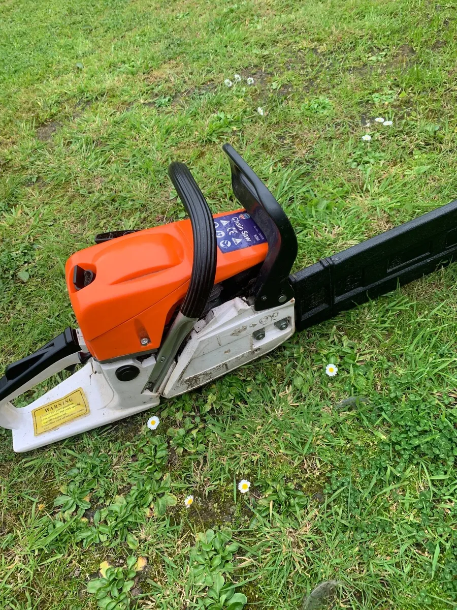 Chain saw - Image 1