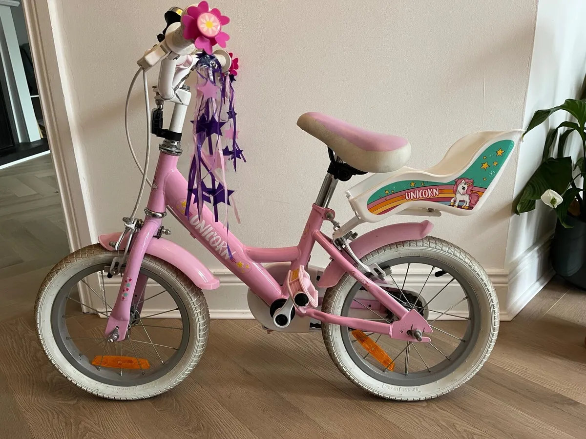 Bicycle and roller skates - Image 3