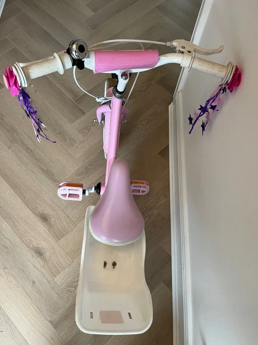 Bicycle and roller skates - Image 4