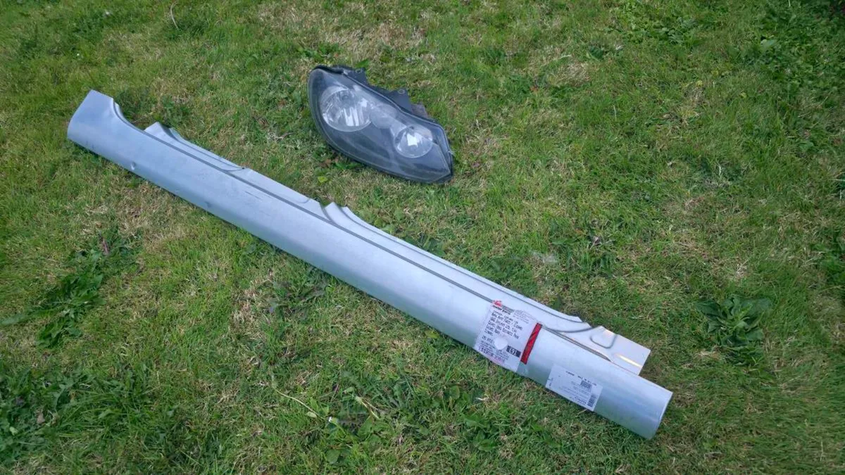 VW Golf Mk6 Headlight and Sill (Driver Side) - Image 1