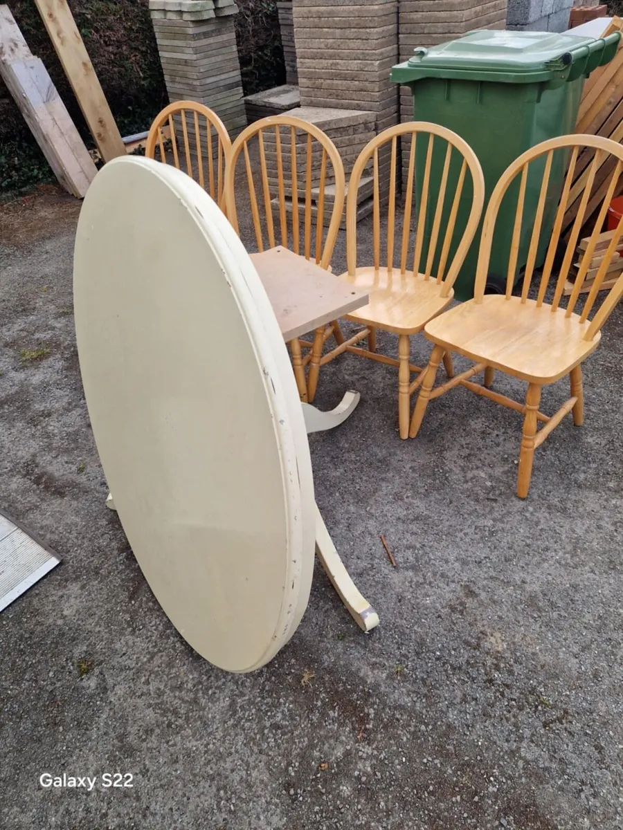 Round table + 4 chairs set - Image 1