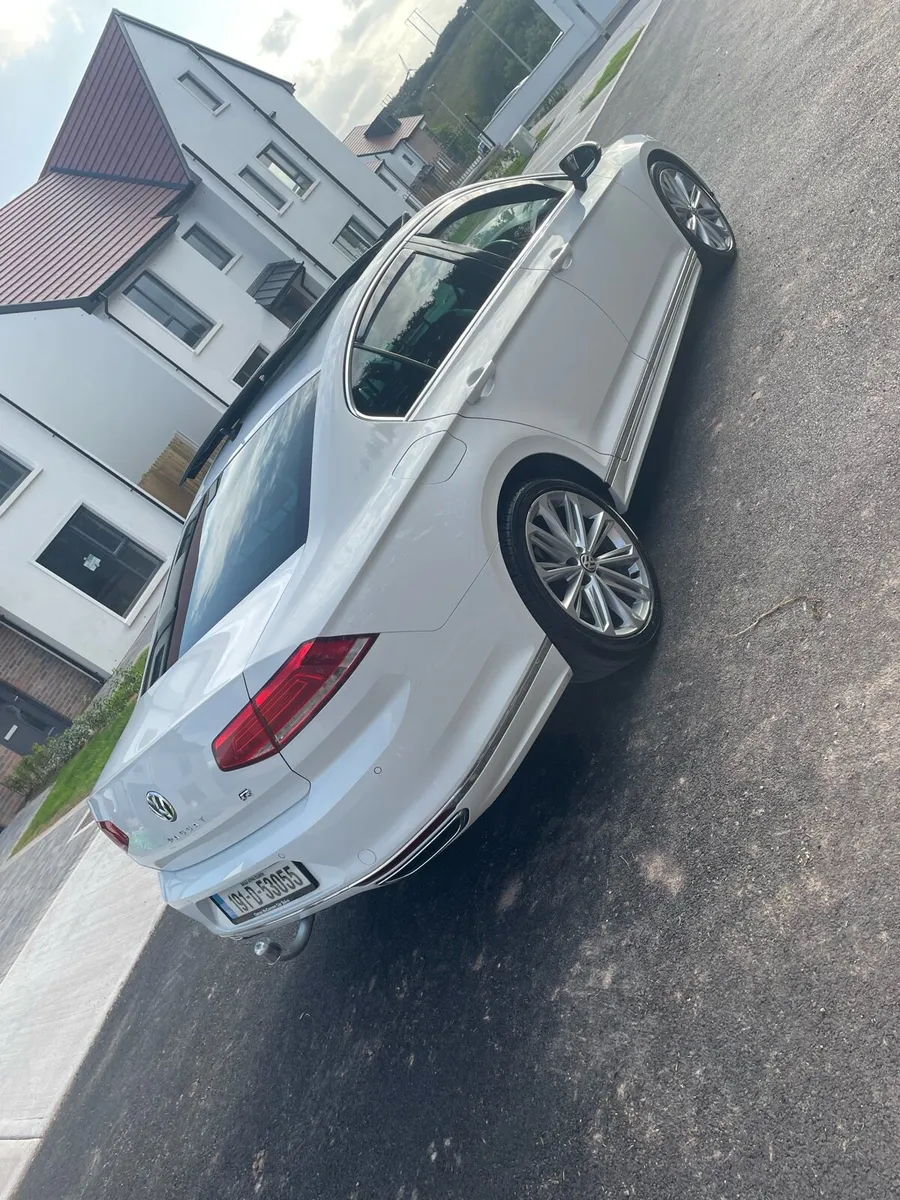 191 R Line Passat - Image 3