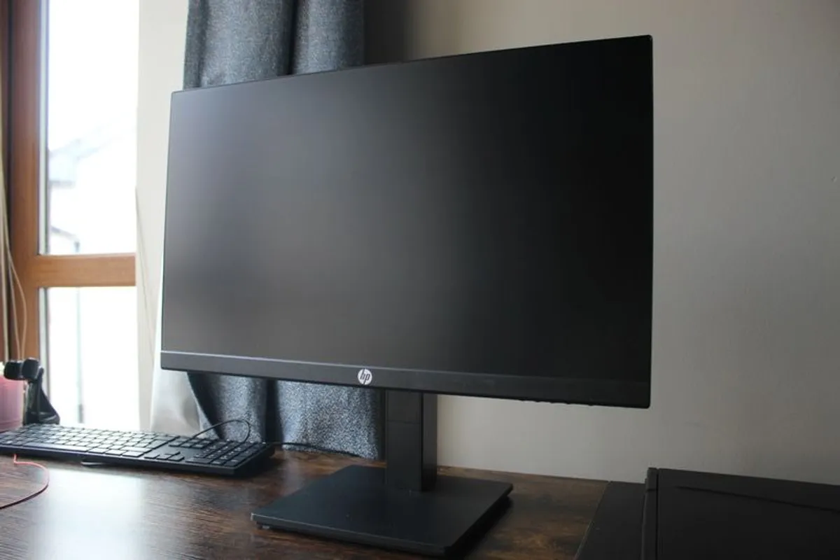 HP Monitors 2x HP E24 G5 (23.8") and 1x HP P24h G4 (23.8" with Speakers) Excellent Condition - Image 2