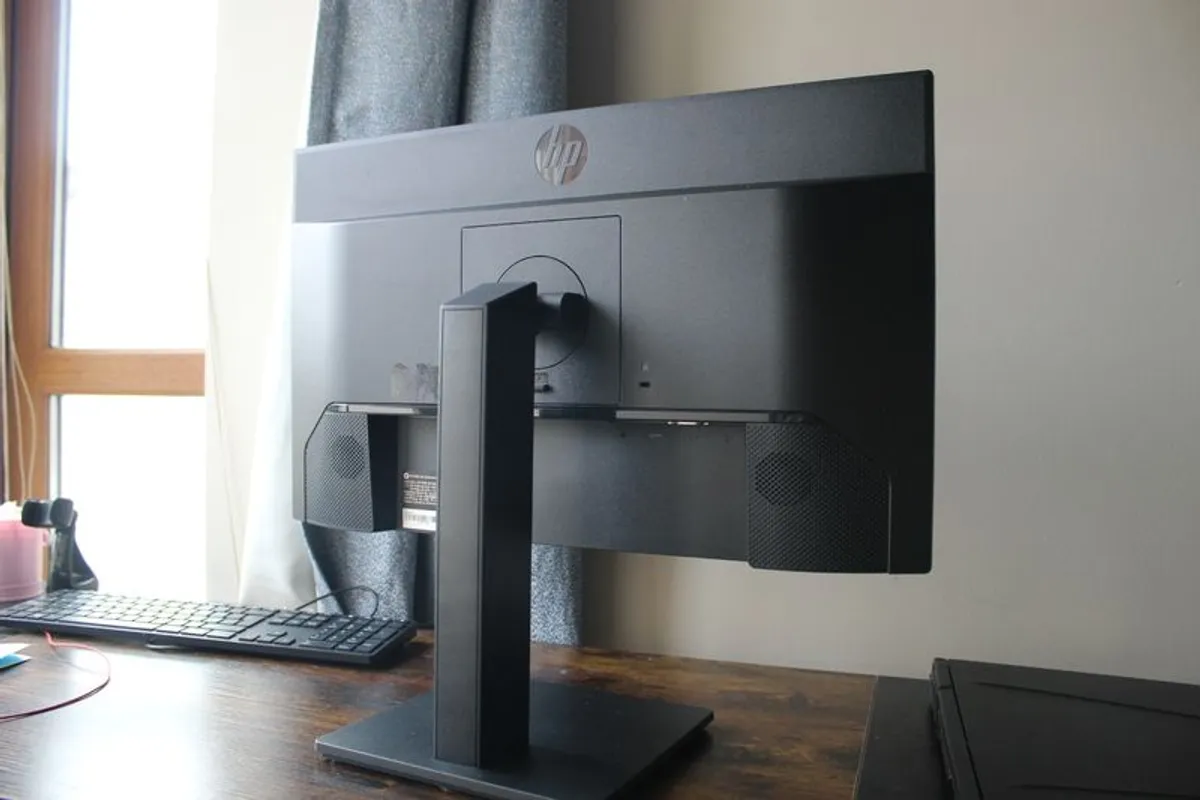 HP Monitors 2x HP E24 G5 (23.8") and 1x HP P24h G4 (23.8" with Speakers) Excellent Condition - Image 3