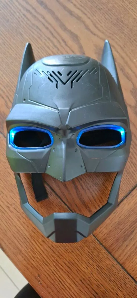 Batman Mask Voice Changer with Lights - Image 2