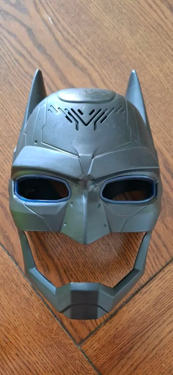 Batman Mask Voice Changer with Lights - Image 3