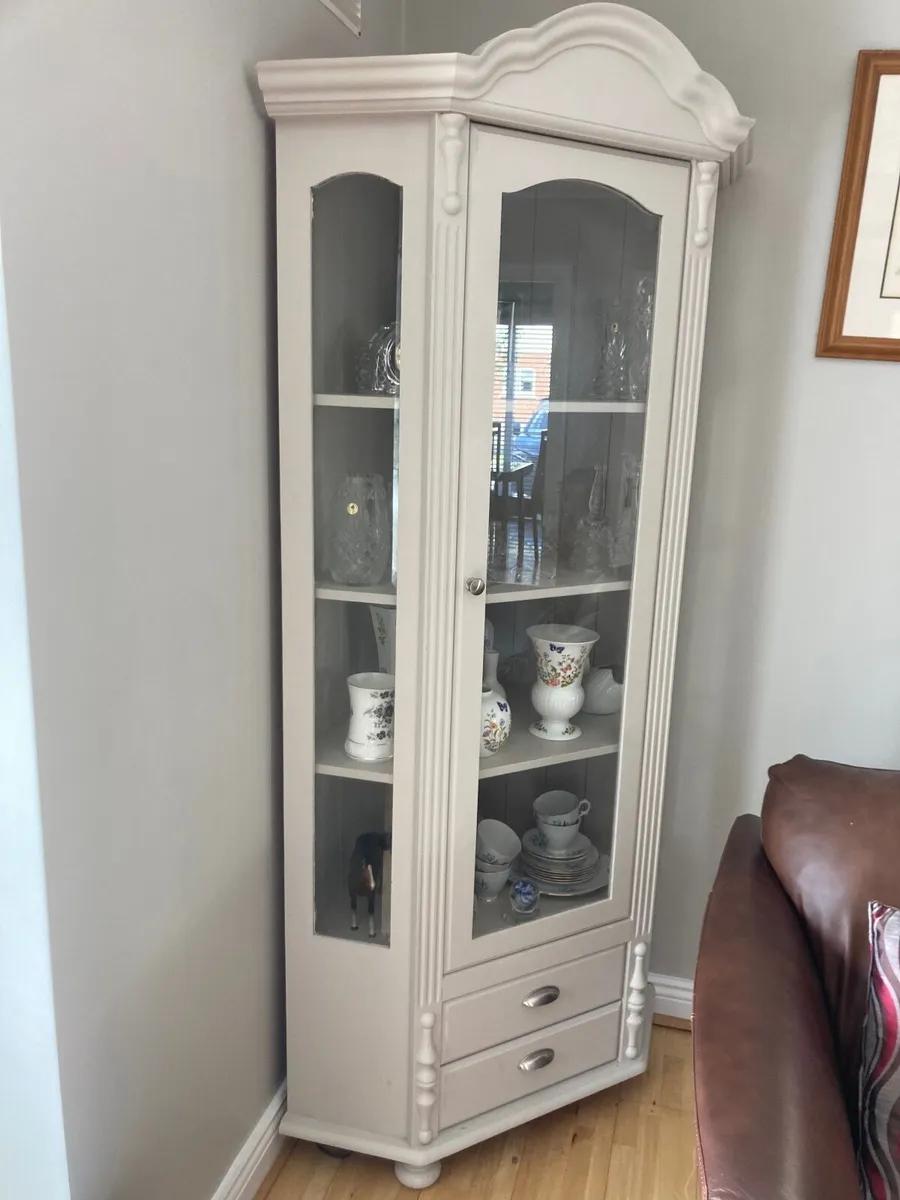 Corner cabinet