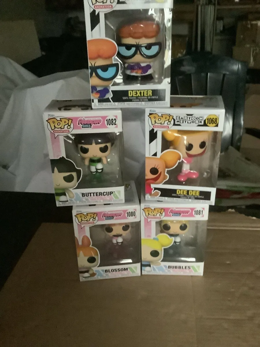 NEW LOUNGE FLY BAG, 5 FUNKO POPS . - Image 2