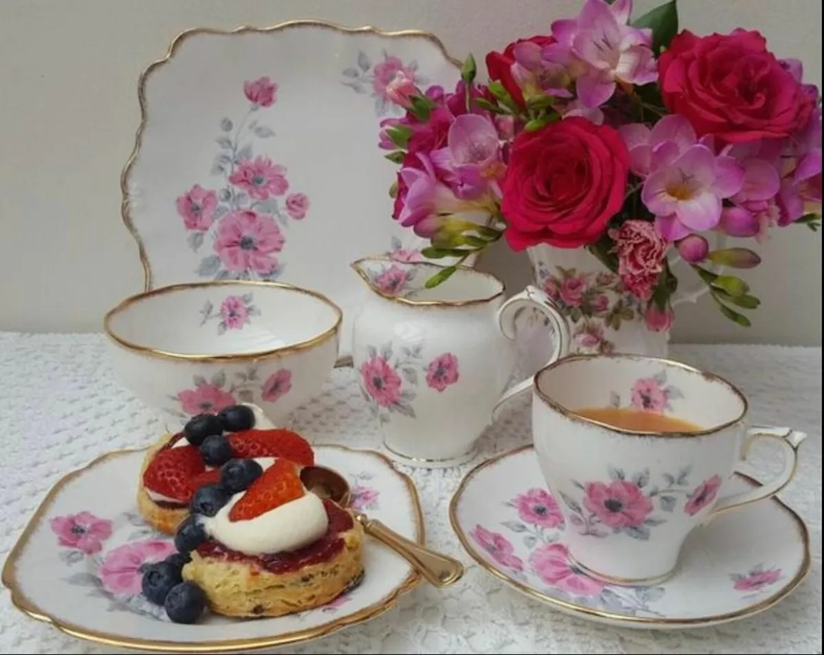 Rosyln Vintage bone china set - Image 1