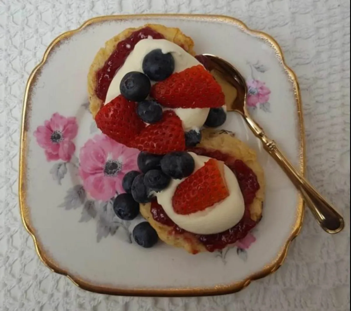 Rosyln Vintage bone china set - Image 2