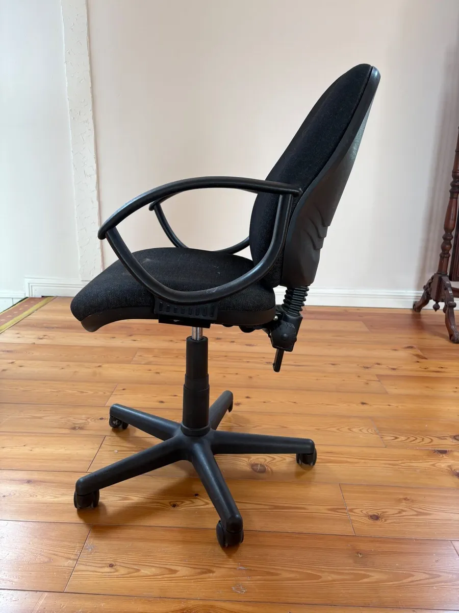 Swivel chair - high quality - needs diy - Image 3