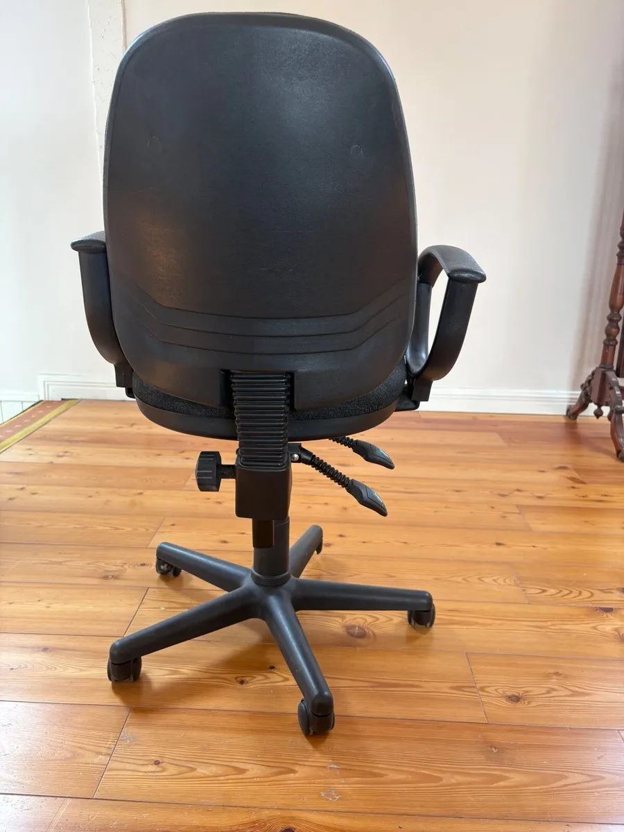 Swivel chair - high quality - needs diy - Image 4