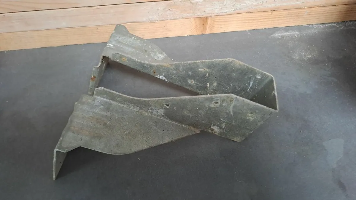 Joist Hangers 47mm x 102mm. Heavy Duty, galvanised - Image 1