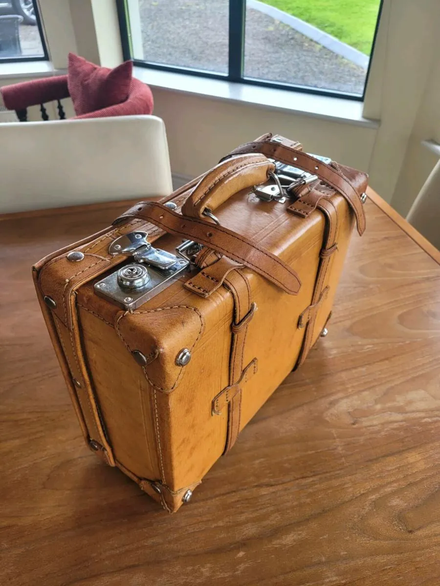 Vintage leather barber/shaving case - Image 4
