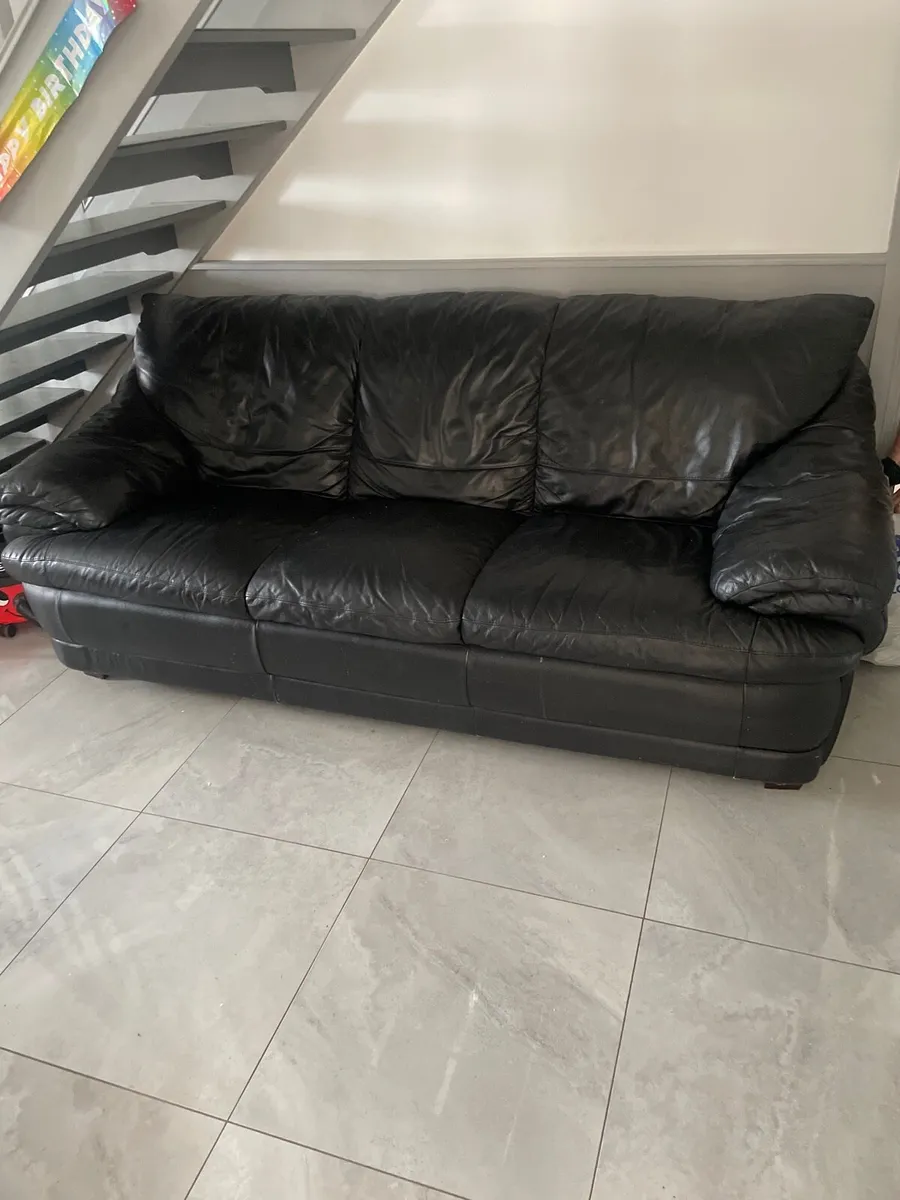 Suite of furniture - Image 1