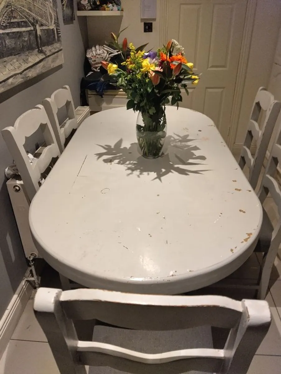 Table and chairs - Image 1