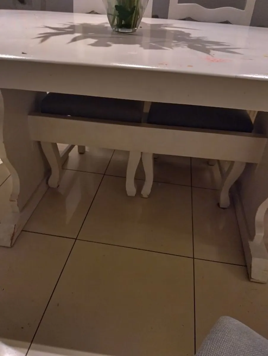 Table and chairs - Image 4