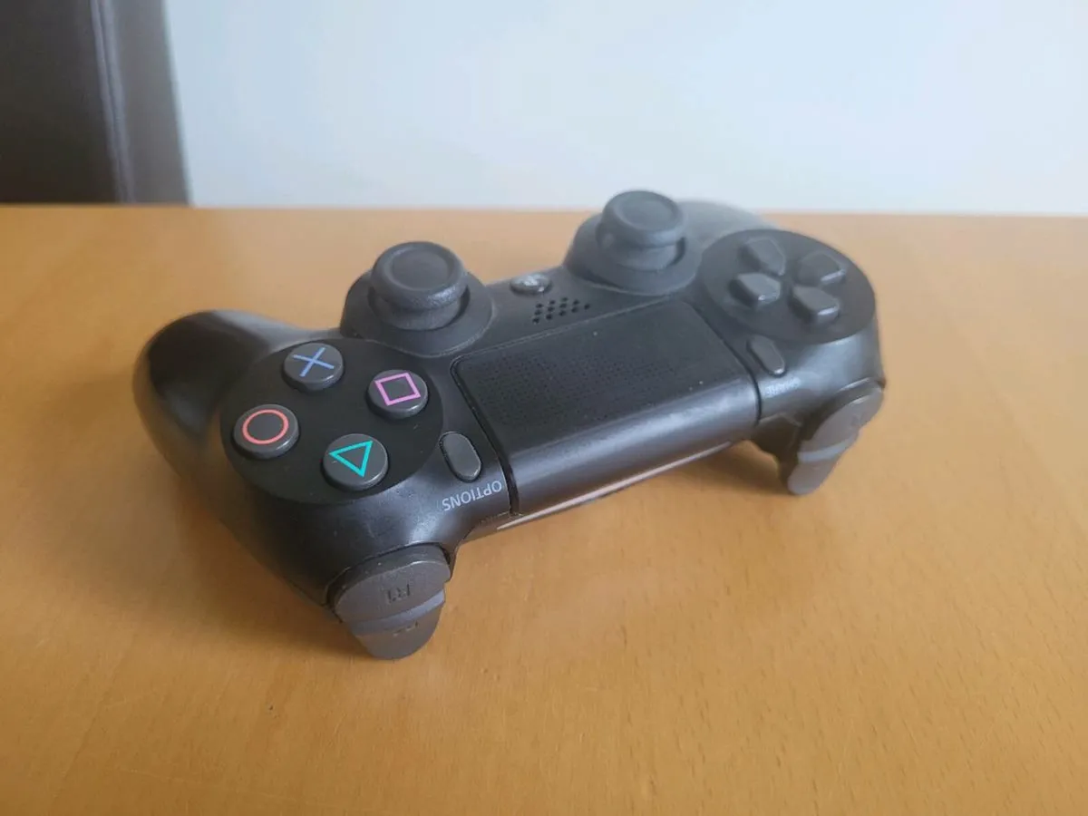 Playstation 4 slim 1tb +extra controller + 8 games - Image 3