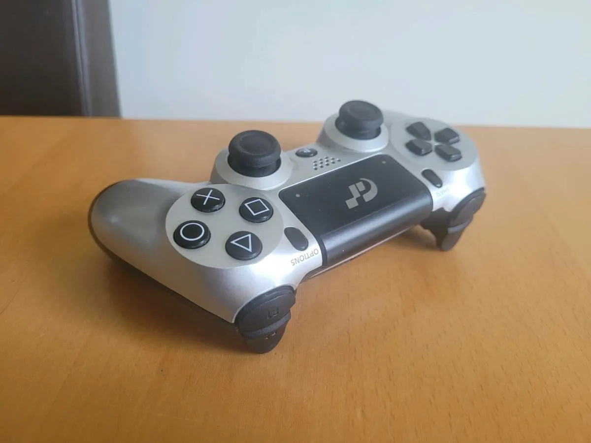 Playstation 4 slim 1tb +extra controller + 8 games - Image 4
