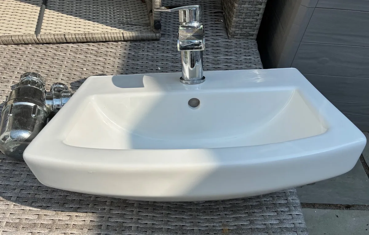 Cloakroom/bathroom small sink - Image 1