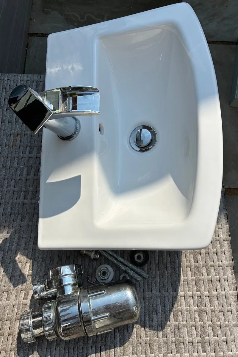 Cloakroom/bathroom small sink - Image 2