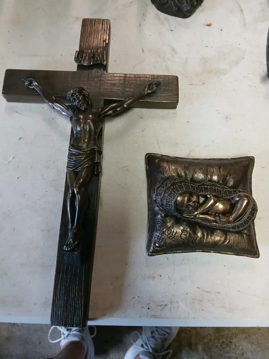 Statues - Image 1