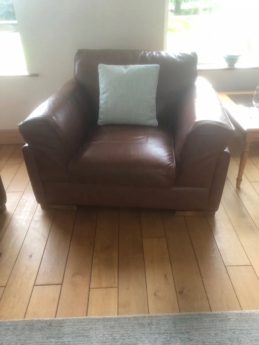 Suite of furniture - Image 1