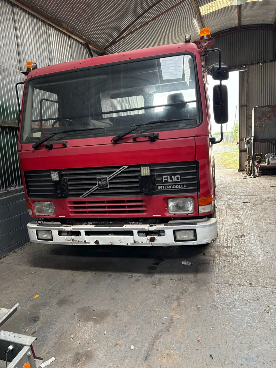 1992 FL10 3 axle duble drive rigid automatic - Image 1