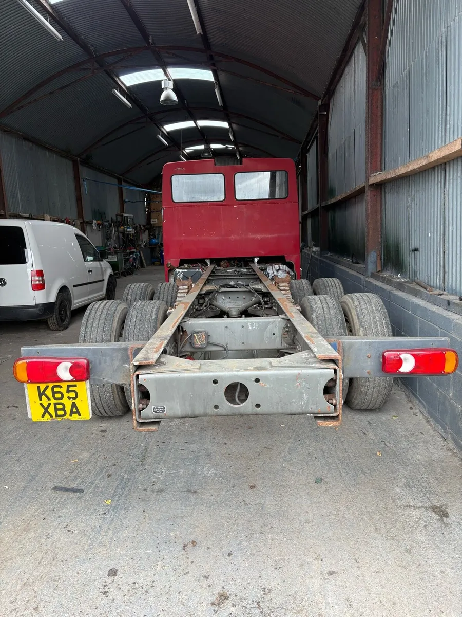1992 FL10 3 axle duble drive rigid automatic - Image 2