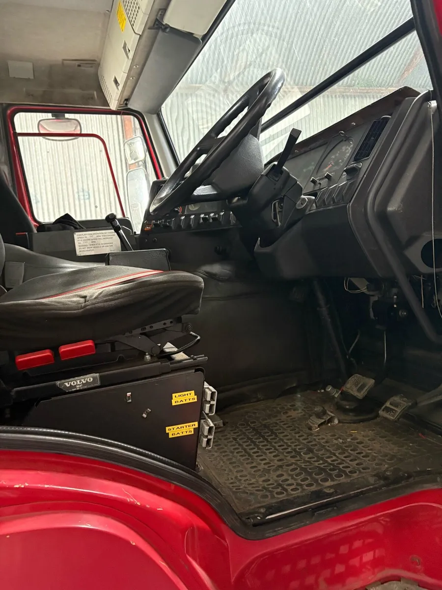 1992 FL10 3 axle duble drive rigid automatic - Image 3