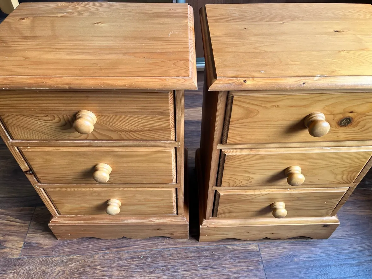 Wooden bed frame, chest of drawers, 2 bed lockers - Image 2