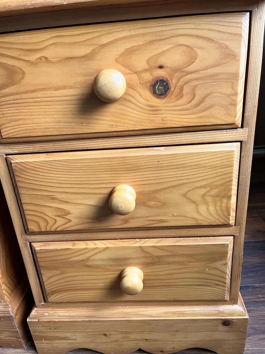 Wooden bed frame, chest of drawers, 2 bed lockers - Image 3