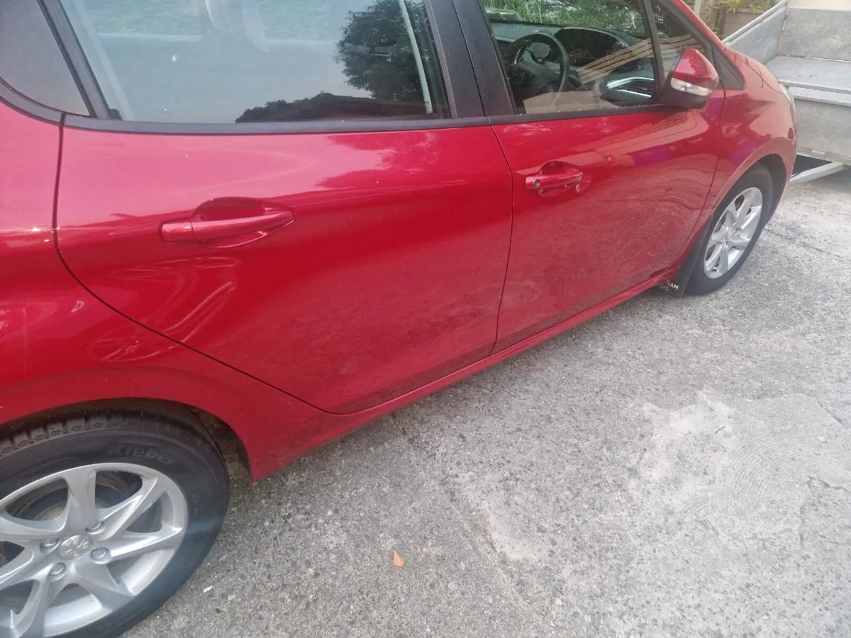 Peugeot 208 - Image 2