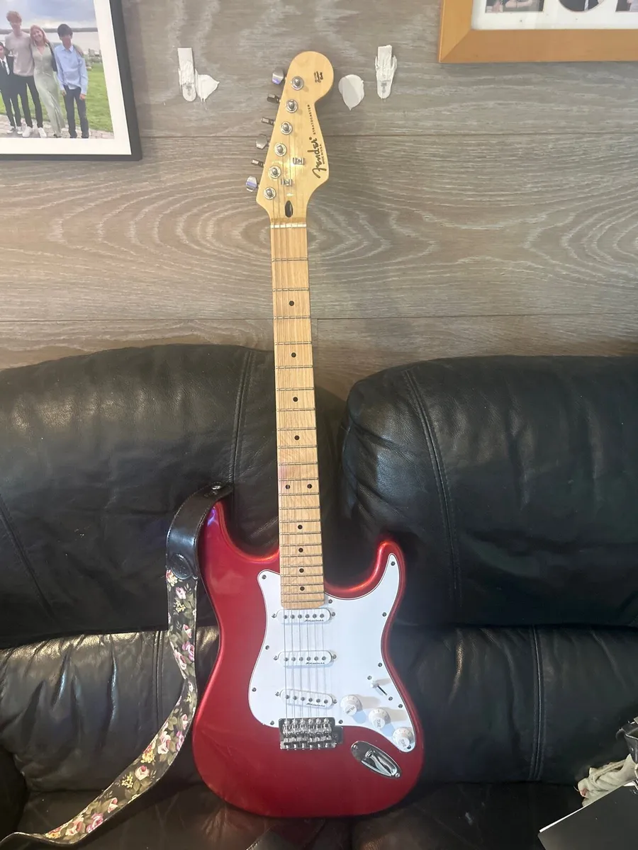 FENDER STRAT - Image 1