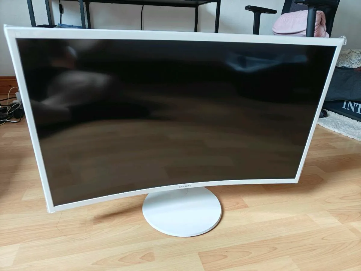 Samsung 32" Curved monitor - Image 1