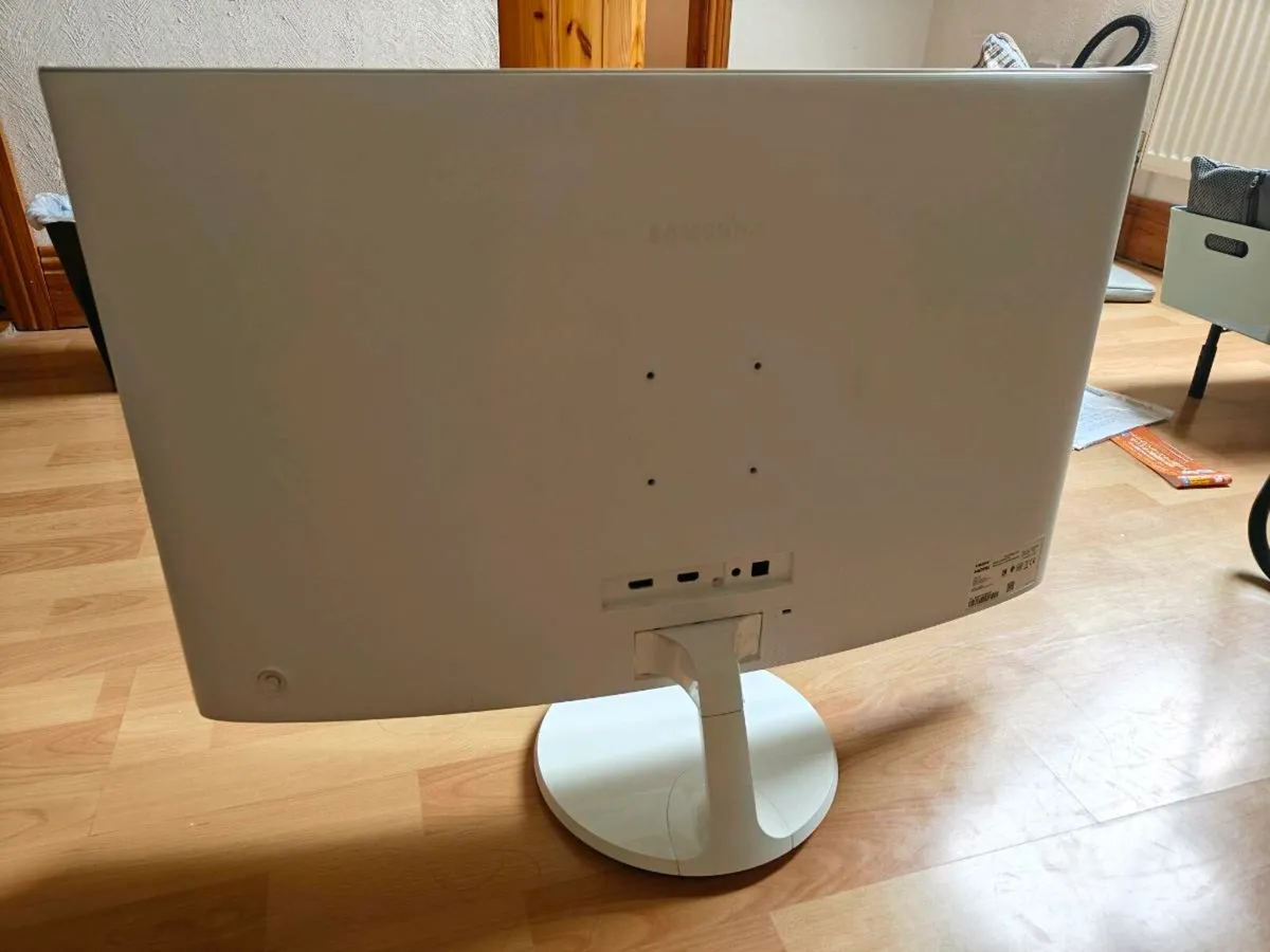 Samsung 32" Curved monitor - Image 2
